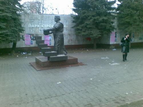 Памятник мужику с кубиком